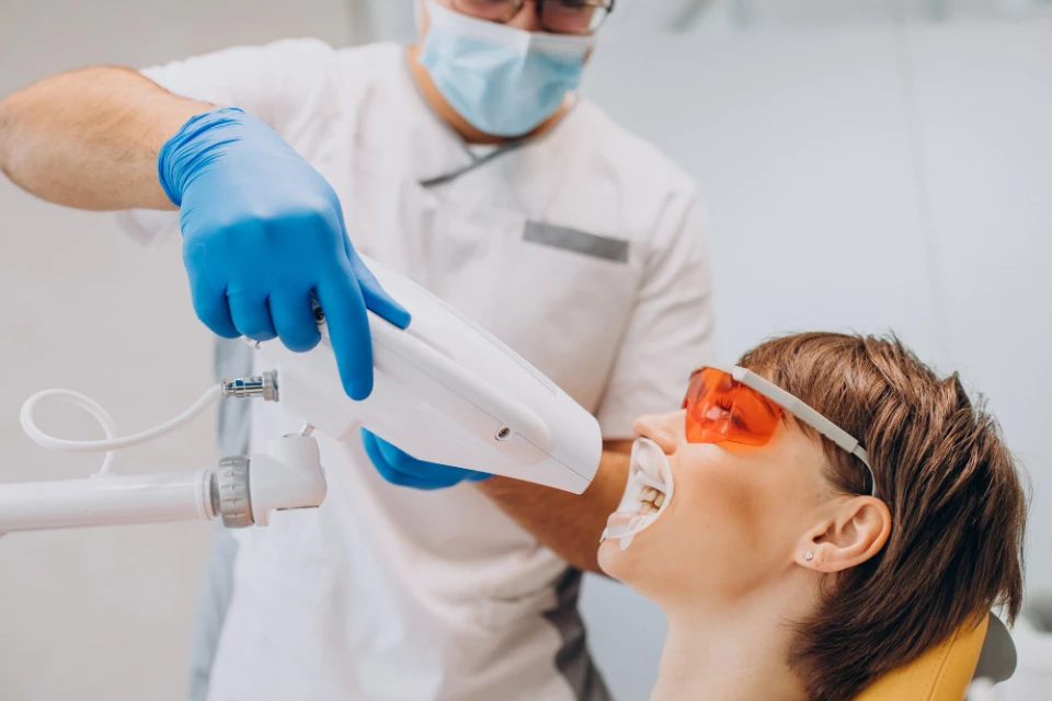 blanqueamiento dental goya profesional realizando tecnica