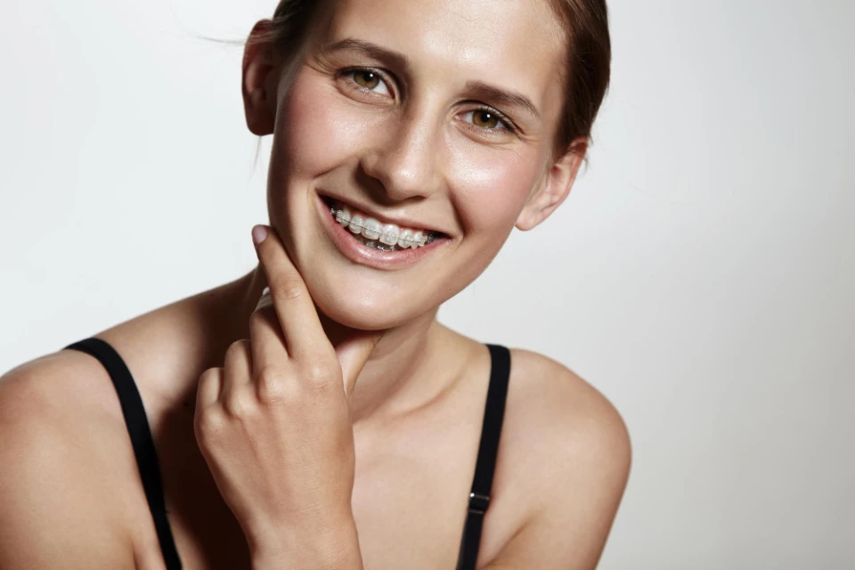 brackets esteticos mujer con brackets sonriendo