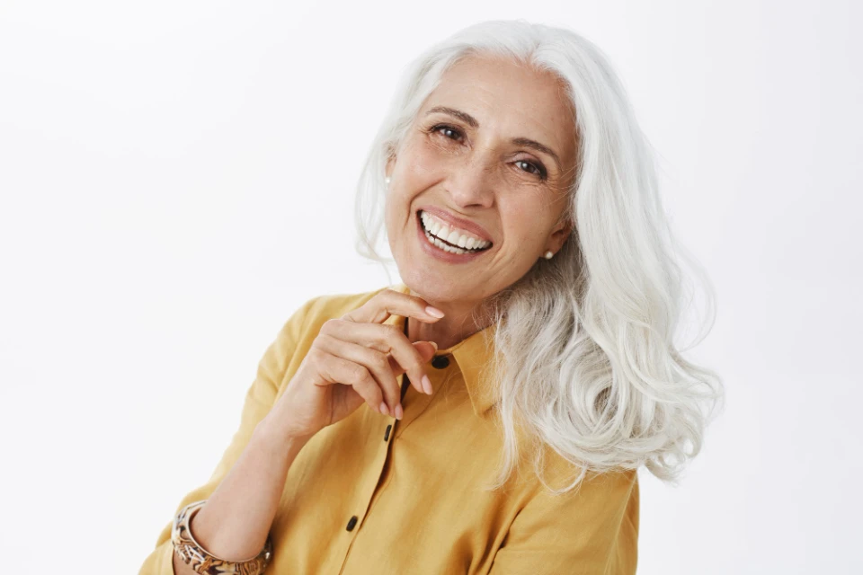 carillas dentales goya mujer madura sonriendo