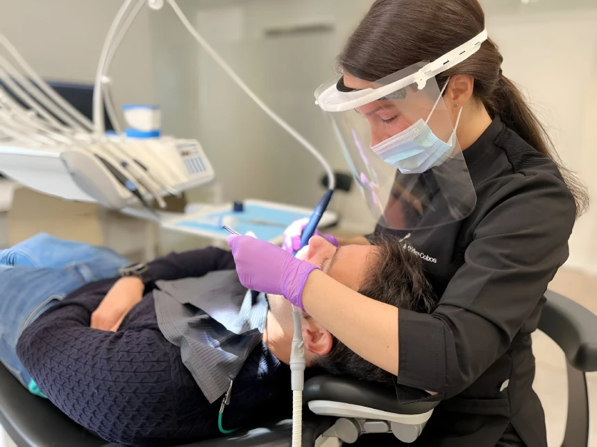 odontologia conservadora madrid odontologa realizando tecnica
