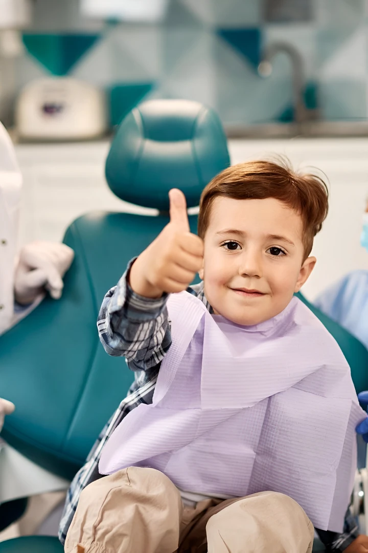 odontopediatria goya nino contento en consulta dental